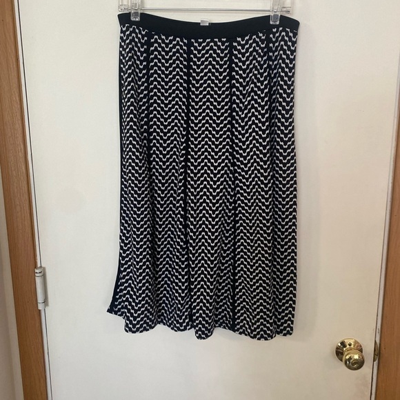 Maria Gabrielle, large, black, and white stripped skirt midi - Picture 1 of 3